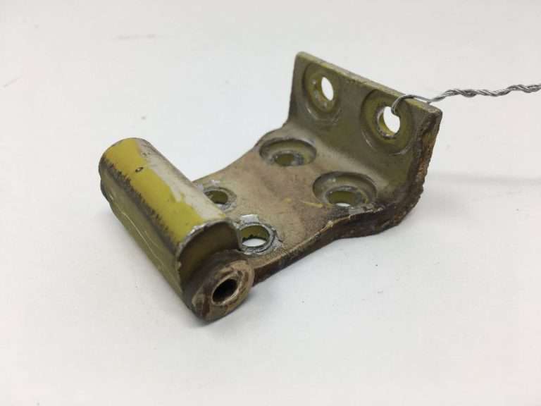 35-410436 Beechcraft Baron Lower Cabin Door Hinge